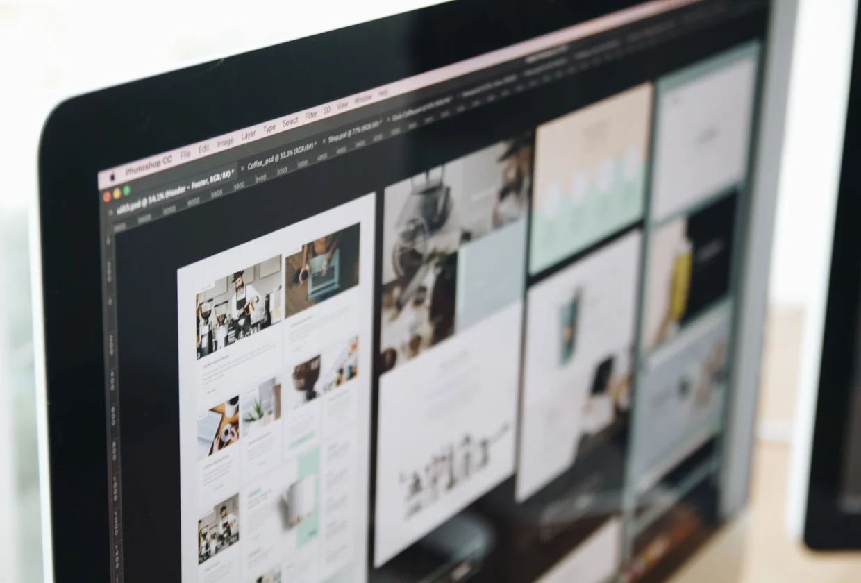 Monitor com um design de site em andamento