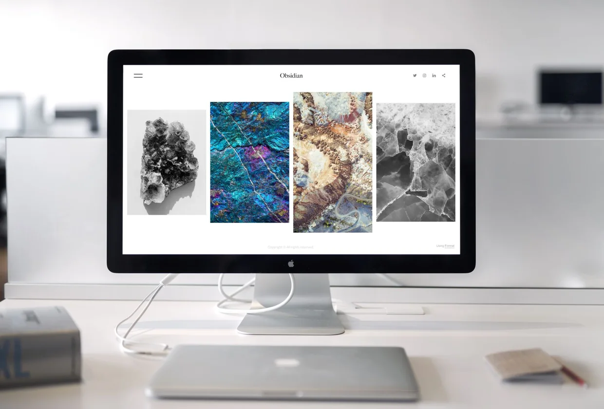 Monitor com um layout de site limpo